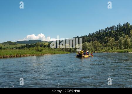 Descente en rafting de Dunajec en Pologne et en Slovaquie Banque D'Images