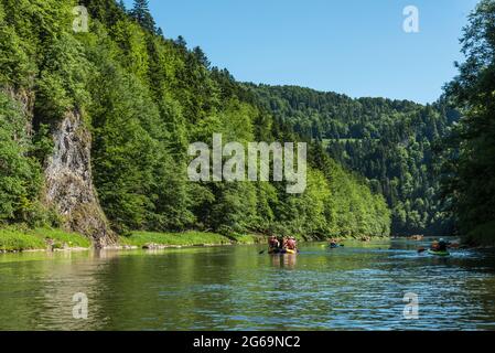 Descente en rafting de Dunajec en Pologne et en Slovaquie Banque D'Images