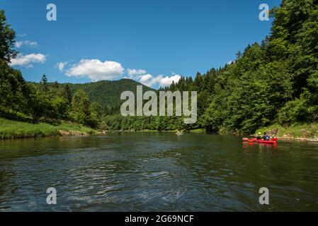 Descente en rafting de Dunajec en Pologne et en Slovaquie Banque D'Images