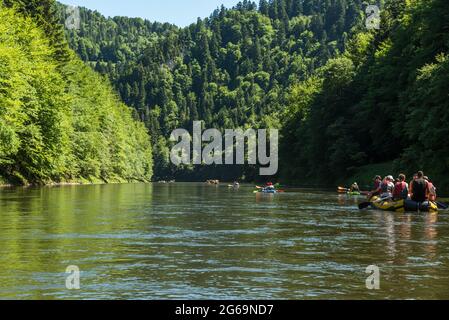 Descente en rafting de Dunajec en Pologne et en Slovaquie Banque D'Images