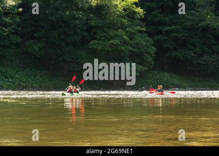 Descente en rafting de Dunajec en Pologne et en Slovaquie Banque D'Images