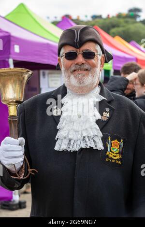 Truro, Royaume-Uni, 4 juillet 2021, le crieur de la ville, Lionel Knight, participe au Green Truro Festival qui est un événement de trois jours qui a eu lieu à Lemon Quay. L'événement donne aux producteurs locaux, aux détaillants, aux jardiniers, aux organisations, aux groupes communautaires et aux fournisseurs d'éducation la chance de promouvoir leurs produits, projets et initiatives qui nous motivent tous à mener un mode de vie durable et sain.Credit: Keith Larby/Alay Live News Banque D'Images