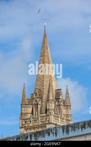 Truro, Royaume-Uni, 4 juillet 2021, ciel bleu au-dessus de la cathédrale de Truro comme le Festival de Truro vert a eu lieu.Credit: Keith Larby/Alamy Live News Banque D'Images