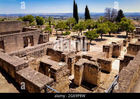 Vue globale du niveau supérieur dans le palais fortifié du Xe siècle et la ville de Medina Azahara, également connu sous le nom de Madinat al-Zahra, province de Cordoba, Spa Banque D'Images