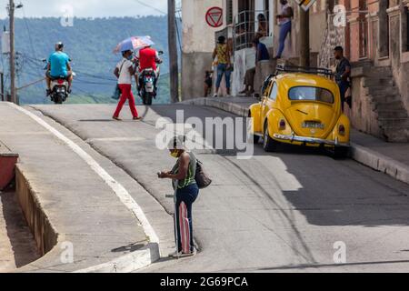 Le mode de vie du vrai peuple cubain dans un quartier de Santiago de Cuba. Ils portent des masques de protection comme c'est le Covid-19 fois. Un trottoir dangereux Banque D'Images