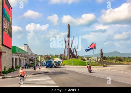 Place de la révolution 'Antonio Maceo' à Santiago de Cuba, Cuba. De vrais Cubains sont vus dehors et autour dans la scène de jour. Banque D'Images