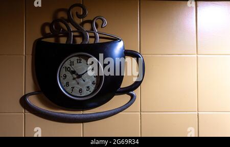 horloge murale en forme de tasse à café Banque D'Images