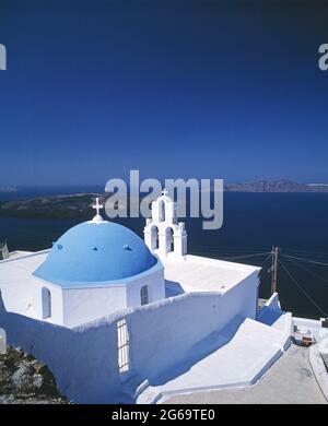 Grèce. Îles Cyclades. Santorin. Église en dôme bleu. Banque D'Images