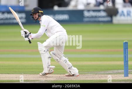 Hove, Royaume-Uni. 04e juillet 2021. Oli carter de Sussex battant pendant la première journée du championnat du comté de LV entre Sussex et Glamourgan au 1er Central County Ground à Hove. Credit: James Boardman / Alamy Live News Banque D'Images