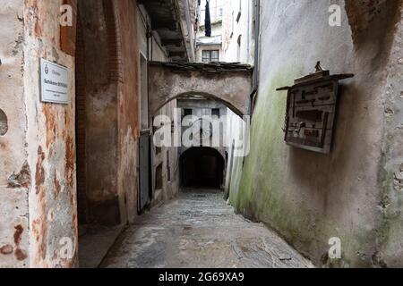 Lanzo-italie-juin 2021 le centre historique du village caractéristique de Lanzo situé au pied des Alpes dans le Piémont. Banque D'Images