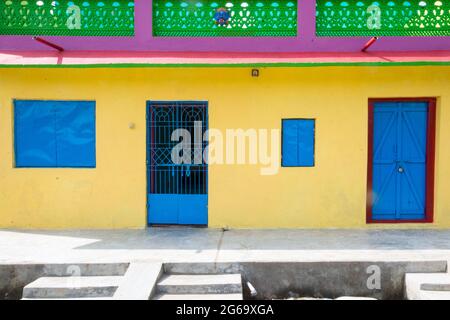 maison jaune et couleur bleue fenêtre et porte photo abstraite Banque D'Images