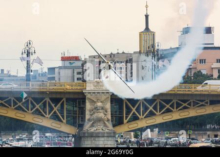 Budapest, Hongrie - 23 juin 2018 : Zivko Edge 540 avec fumée en vol près du pont à la Red Bull Air Race Banque D'Images