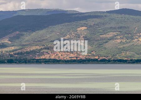 Tuoro sul Trasimeno vu de Castiglione del Lago, Pérouse, Italie Banque D'Images