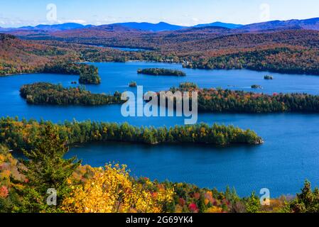 Vue sur le lac de montagne bleu dans l'Adirondack depuis le point de vue de la roche du château Banque D'Images