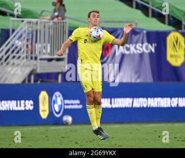 Nashville, Tennessee, États-Unis. 03ème juillet 2021. Le défenseur de Nashville, Jack Maher (5 ans), contrôle le ballon pendant le match MLS entre le Philadelphia Union et le Nashville SC au Nissan Stadium de Nashville, TN. Kevin Langley/CSM/Alamy Live News Banque D'Images