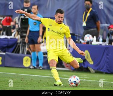 Nashville, Tennessee, États-Unis. 03ème juillet 2021. Le défenseur de Nashville, Daniel Lovitz (2), en action pendant le match MLS entre le Philadelphia Union et le Nashville SC au Nissan Stadium de Nashville, TN. Kevin Langley/CSM/Alamy Live News Banque D'Images