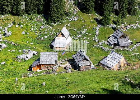 Cabanes de berger à Planina Visevnik dans les collines au-dessus de Bohinj, Slovénie Banque D'Images