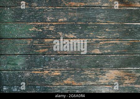 Vieux mur rustique en bois avec peinture écaillée vert foncé, arrière-plan ou texture grunge Banque D'Images