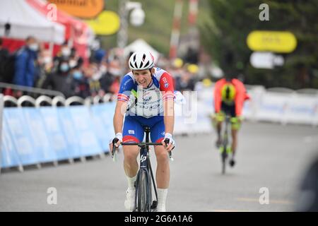 Français Arnaud Demare de Groupama-FDJ franchit la ligne d'arrivée hors limite de temps, à l'étape 9 de la 108e édition de la course cycliste Tour de France, 1 Banque D'Images