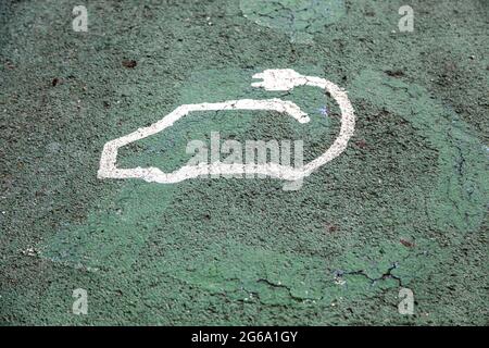 Panneau d'information, point de charge de voiture électrique Banque D'Images