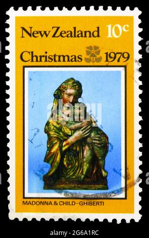 MOSCOU, RUSSIE - 18 AVRIL 2020: Timbre-poste imprimé en Nouvelle-Zélande montre Madonna et l'enfant, série de Noël, vers 1979 Banque D'Images