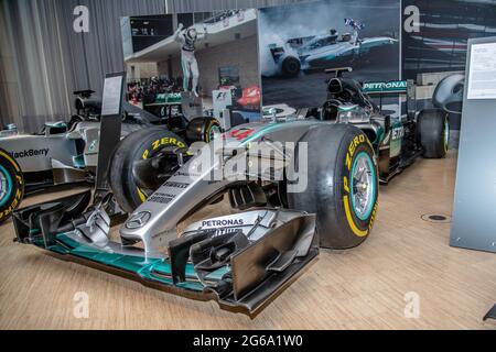 Mergedes GP openwheeler voiture F1 du musée Mercedes conduit de Nico Rosberg et Lewis Hamilton Banque D'Images