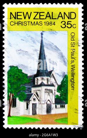 MOSCOU, RUSSIE - 18 AVRIL 2020 : timbre-poste imprimé en Nouvelle-Zélande montre Old Saint Pauls, série de Noël, vers 1984 Banque D'Images