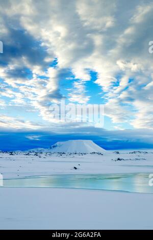 Éclairage intéressant à la journée au-dessus de la région de Námafjall près de Hverfjall dans le nord de l'Islande pendant l'hiver en regardant vers le Mont Myvatnsoraefi Banque D'Images