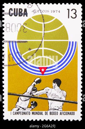 MOSCOU, RUSSIE - 18 AVRIL 2020 : timbre-poste imprimé à Cuba montre des scènes de combat, série de boxe du Championnat du monde, 13 c - centavo cubain, vers 1974 Banque D'Images