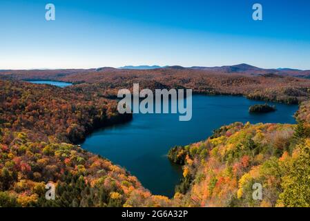 Vue sur l'étang de Nichol par une journée d'automne ensoleillée Banque D'Images