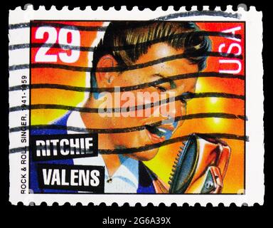 MOSCOU, RUSSIE - 18 AVRIL 2020 : timbre-poste imprimé aux États-Unis montre Ritchie Valens, American Music série, vers 1993 Banque D'Images