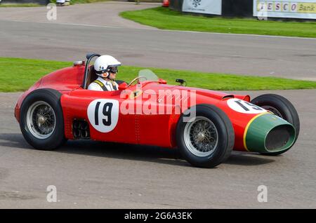 Alain de Cadenet pilotant une voiture classique Lancia-Ferrari D50A Grand Prix, voiture de course vintage en compétition à l'événement historique de Goodwood Revival, Royaume-Uni Banque D'Images