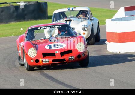 Ferrari 250 GT SWB Breadvan classique, voiture de course vintage en compétition dans le RAC Tourist Trophy à l'événement historique de Goodwood Revival, Royaume-Uni. Conception spéciale Banque D'Images