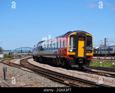 EMR Regional Class 158 Express Sprinter 158866 à Peterborough, Cambridgeshire, Royaume-Uni Banque D'Images