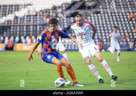 Buriram, Thaïlande. 03ème juillet 2021. Sergio Suarez (L) de Port FC vu en action pendant le match du groupe J de la Ligue des champions 2021 de l'AFC entre Port FC et Cerezo Osaka au stade Buriram. (Note finale; Port FC 0:3 Cerezo Osaka ) (photo par Amphol Thongmueangluang/SOPA Images/Sipa USA) crédit: SIPA USA/Alay Live News Banque D'Images