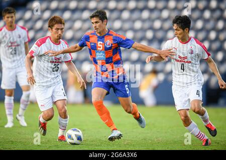 Buriram, Thaïlande. 03ème juillet 2021. Sergio Suarez (C) de Port FC vu en action pendant le match du groupe J de la Ligue des champions 2021 de l'AFC entre Port FC et Cerezo Osaka au stade Buriram. (Note finale; Port FC 0:3 Cerezo Osaka) (photo par Amphol Thongmueangluang/SOPA Images/Sipa USA) crédit: SIPA USA/Alay Live News Banque D'Images