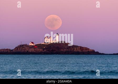 Lever de lune au-dessus du phare de Cape Neddick Banque D'Images