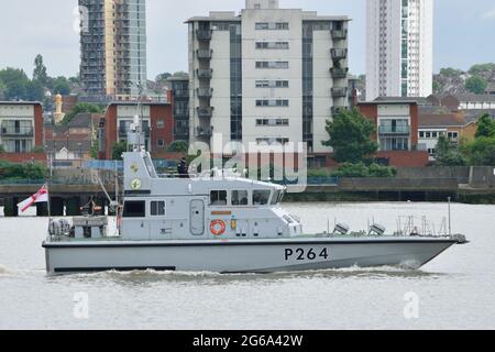 HMS Archer, un bateau de patrouille de classe Archer P2000, de l'escadron des forces côtières de la Royal Navy, sur la Tamise, à Londres Banque D'Images