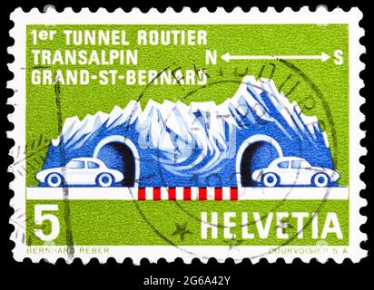 MOSCOU, RUSSIE - 18 AVRIL 2020 : timbre-poste imprimé en Suisse montre le massif de la montagne avec le tunnel St.Bernhard, série, vers 1964 Banque D'Images