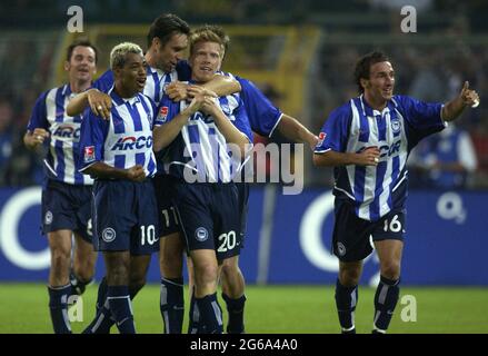 Dortmund, Allemagne,9.8.2002, football: Saison allemande de Bundesliga 2002/2003, Borussia Dortmund (BVB, jaune) vs Hertha BSC (BSC, bleu) 2:2 - de gauche à droite: MARCELINHO, MICHAEL PREETZ, ANDREAS NEUENDORF, ROBERTO PINTO (BSC) Banque D'Images