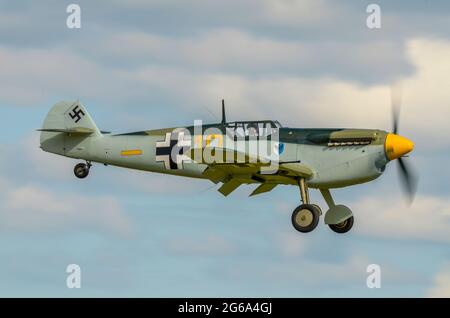 Hispano HA-1112 Buchon G-BWUE dans le film de la bataille d'Angleterre Messerschmitt Bf109 Me109 couleurs de l'avion de chasse allemand de la Luftwaffe. Atterrissage Banque D'Images