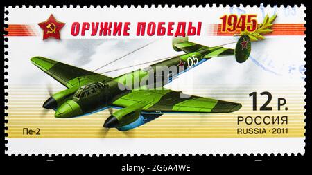 MOSCOU, RUSSIE - 2 MAI 2020: Timbre-poste imprimé en Russie montre Bomber PE-2, série armes de la victoire, vers 2011 Banque D'Images