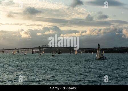 Célèbre horizon du quartier central des affaires d'Auckland au coucher du soleil, les gens se réjouissant de la chaude soirée d'été sur leurs voiliers, Nouvelle-Zélande Banque D'Images