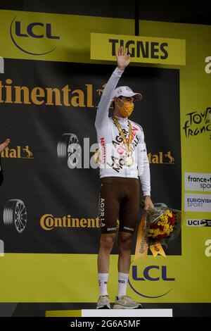 Tignes, France. 04 juillet 2021. Ben O'Connor sur le podium des gagnants de la 9e étape du Tour de France. Julian Elliott News Photographie crédit: Julian Elliott/Alay Live News Banque D'Images