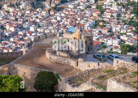 Drapeau grec sur la forteresse de Palamidi et la ville moderne de Nafplio Banque D'Images