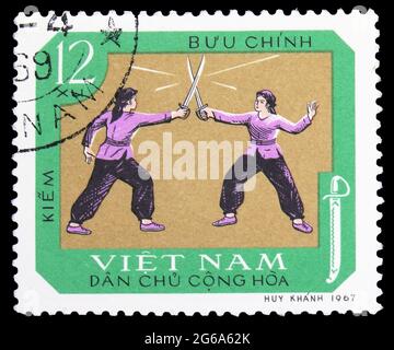 MOSCOU, RUSSIE - 18 AVRIL 2020: Timbre-poste imprimé au Vietnam montre clôture avec sabres, série sportive nationale traditionnelle, vers 1968 Banque D'Images