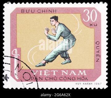 MOSCOU, RUSSIE - 18 AVRIL 2020 : timbre-poste imprimé au Vietnam montre des fisticules, série sportive nationale traditionnelle, vers 1968 Banque D'Images