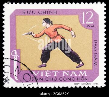 MOSCOU, RUSSIE - 18 AVRIL 2020: Timbre-poste imprimé au Vietnam montre Dao Gam, Dagger Fencer, série sportive nationale traditionnelle, vers 1968 Banque D'Images