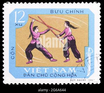 MOSCOU, RUSSIE - 18 AVRIL 2020 : timbre-poste imprimé au Vietnam montre Stick - combat, série sportive nationale traditionnelle, vers 1968 Banque D'Images