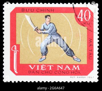 MOSCOU, RUSSIE - 18 AVRIL 2020: Timbre-poste imprimé au Vietnam montre Scimitar combat, série sportive nationale traditionnelle, vers 1968 Banque D'Images